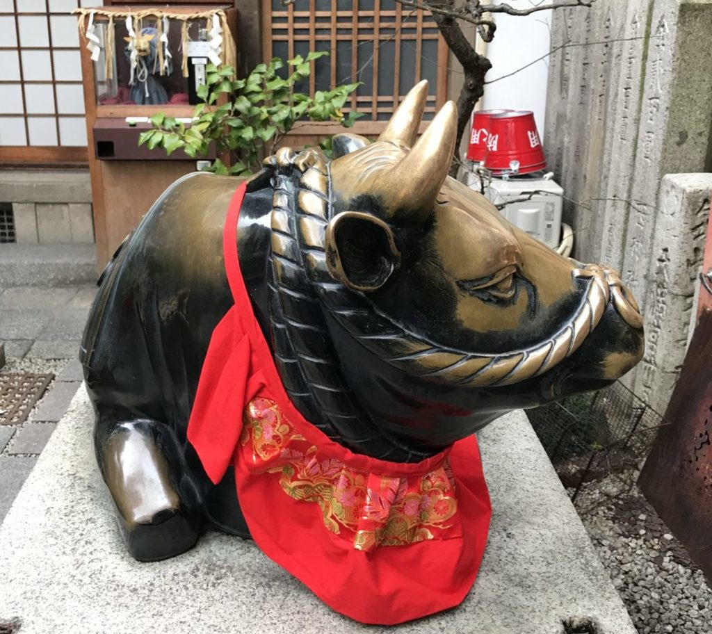京都の路地裏の神社にて