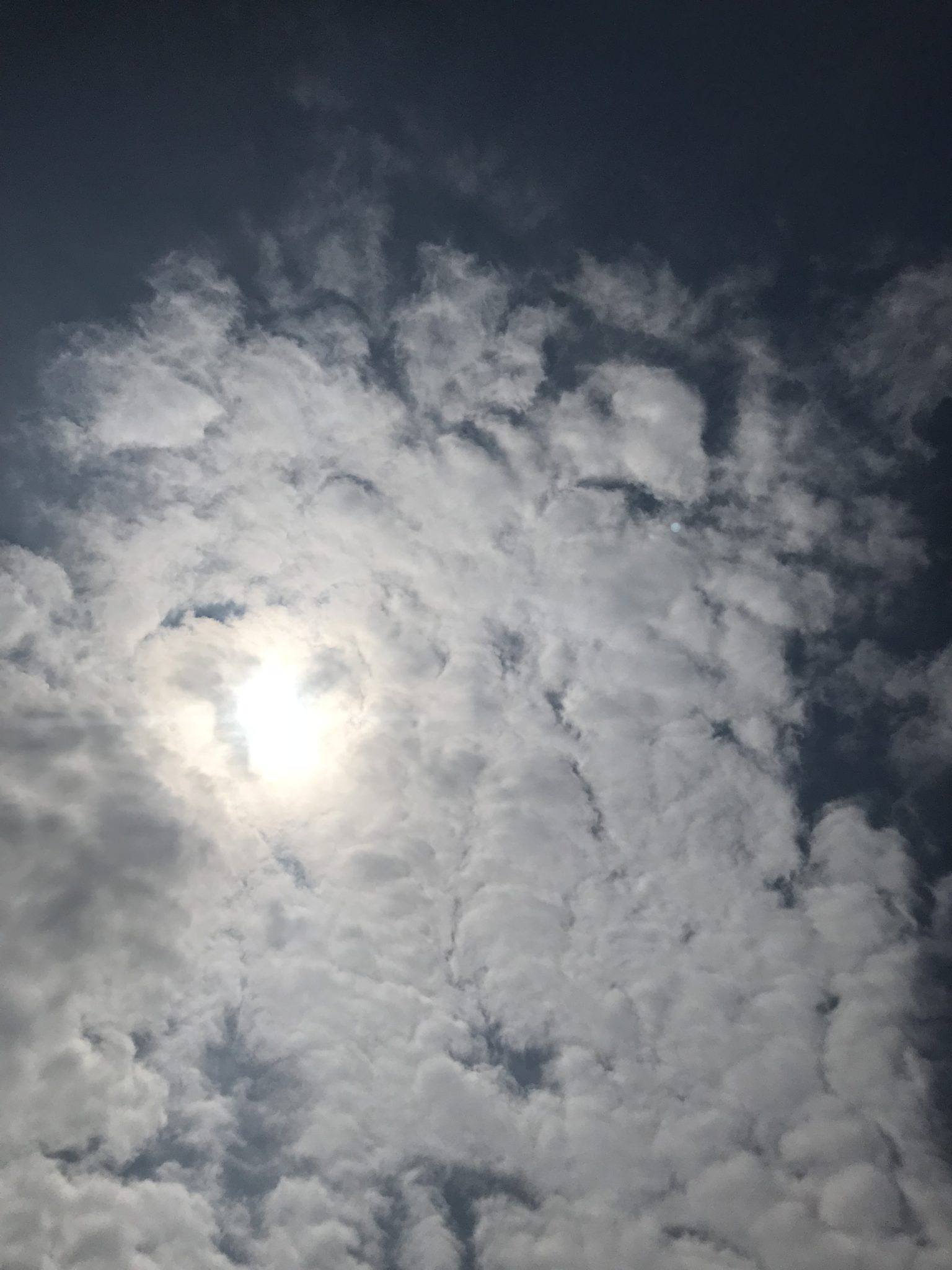 雲の隙間から太陽が覗く、吉報
