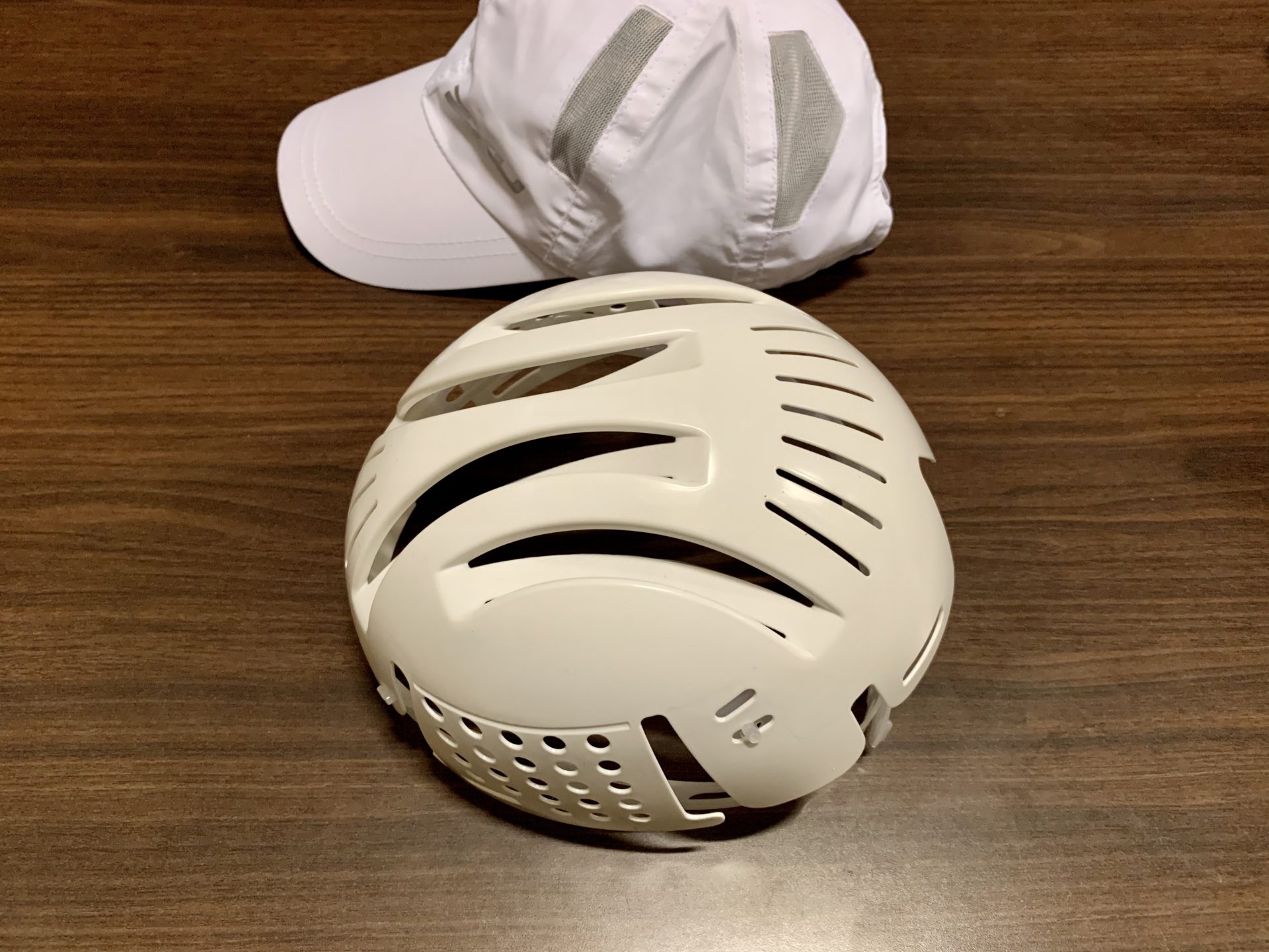 富士登山競走で配布されるヘルメット（ヘルメット（ミドリ安全 INC-100B）
