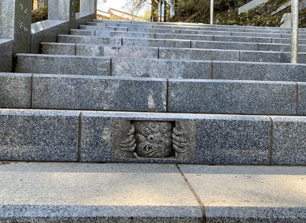 武蔵御嶽神社の階段に鬼