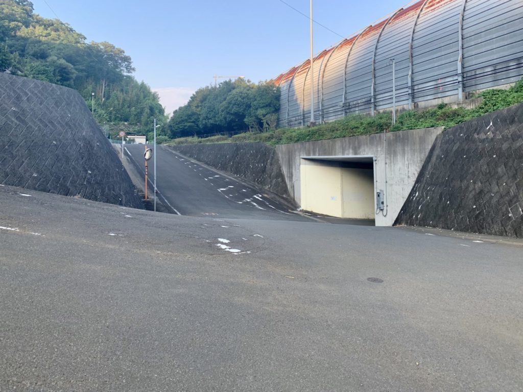 大山〜鶴巻温泉トレイル、東名高速下のトンネル