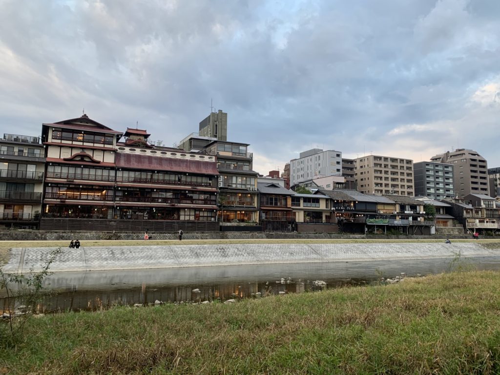 京都鴨川沿をランニング