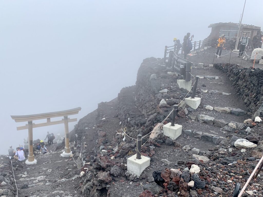 吉田口山頂は富士登山競走のゴール地点