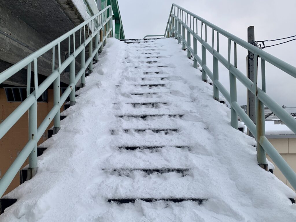 雪の階段は危険が一杯