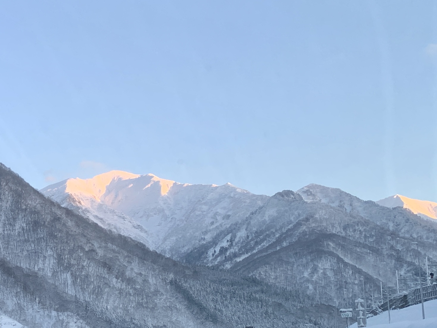 冬の車中から見えた朝日岳