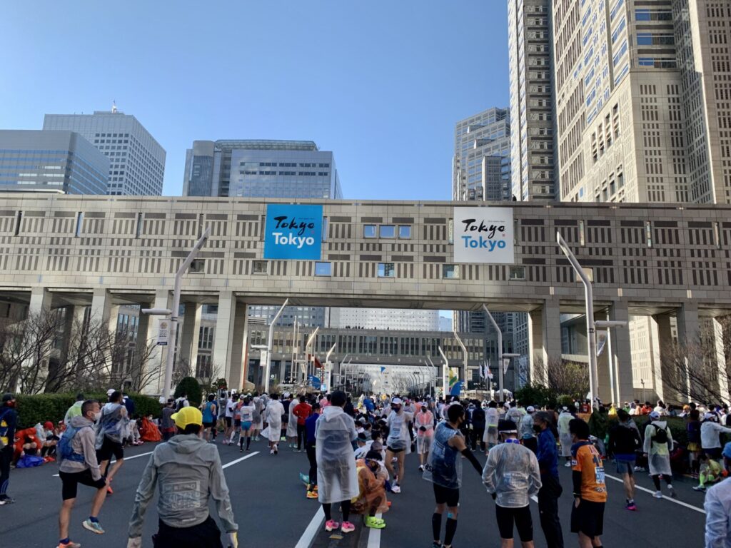 都庁でスタート前の東京マラソン