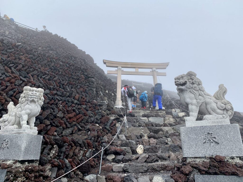 富士登山競走ゴール地点の鳥居
