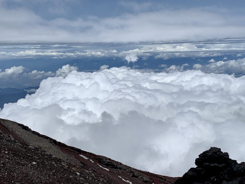 富士山頂で眺めがいいとこんな感じ