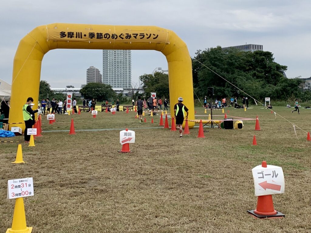 多摩川季節のめぐみマラソンの会場は芝生