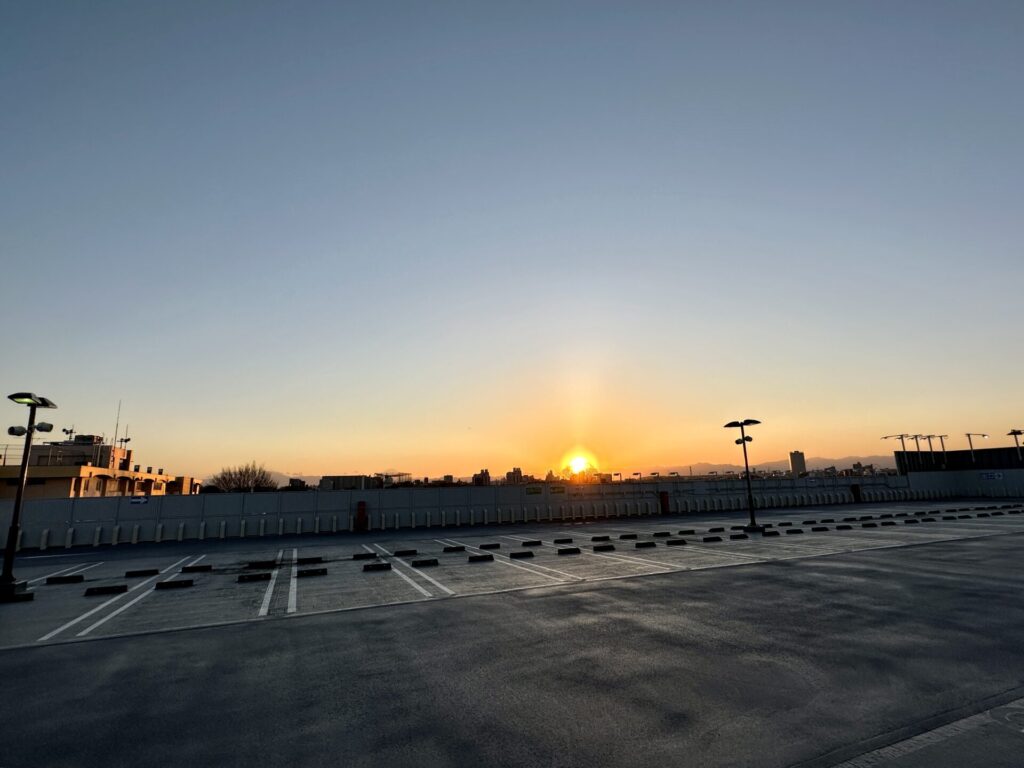 駐車場から見た富士山と夕日