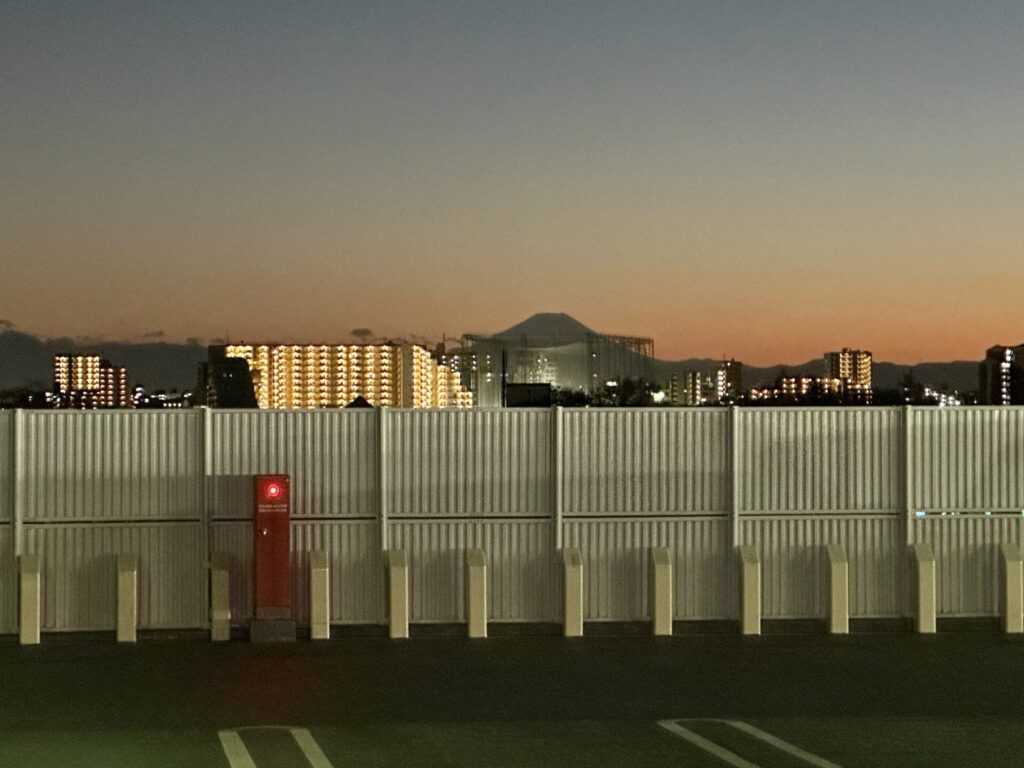よく行くスーパーから見える富士山頂に今日行ってきた