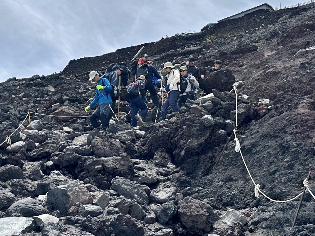 富士登山競走、八合目以降の岩場