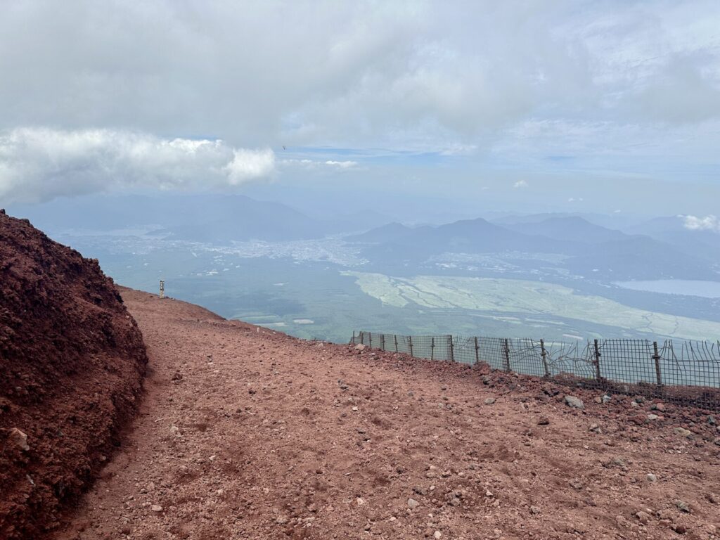 富士登山競走の試走で山頂から下山