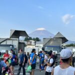 富士登山競走の荷物預けの向こうに富士山が見える