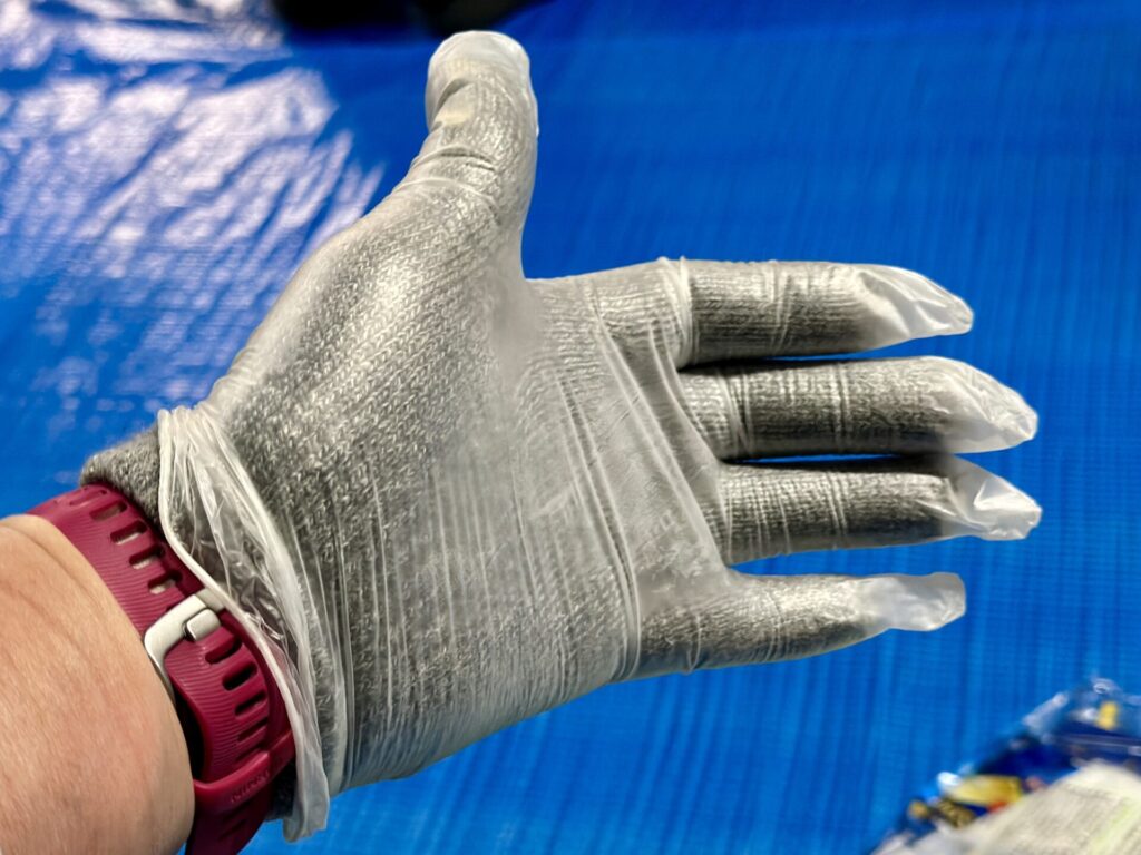 姫路城マラソンでは寒さ対策で百均のビニール手袋を被せる