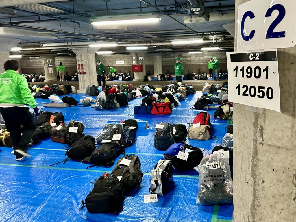 姫路城マラソンの男性更衣室と手荷物預かりは地下駐車場