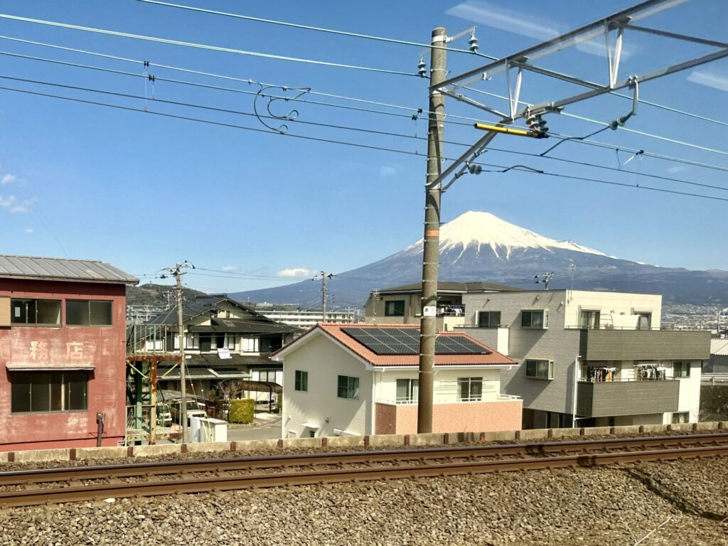 静岡マラソンへ移動途中で富士山が見える