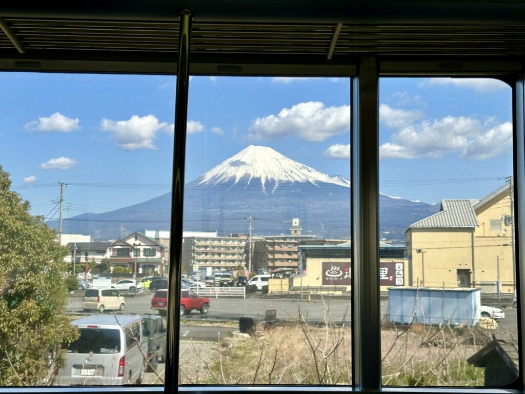 静岡マラソンの帰りの車窓か見えた富士山