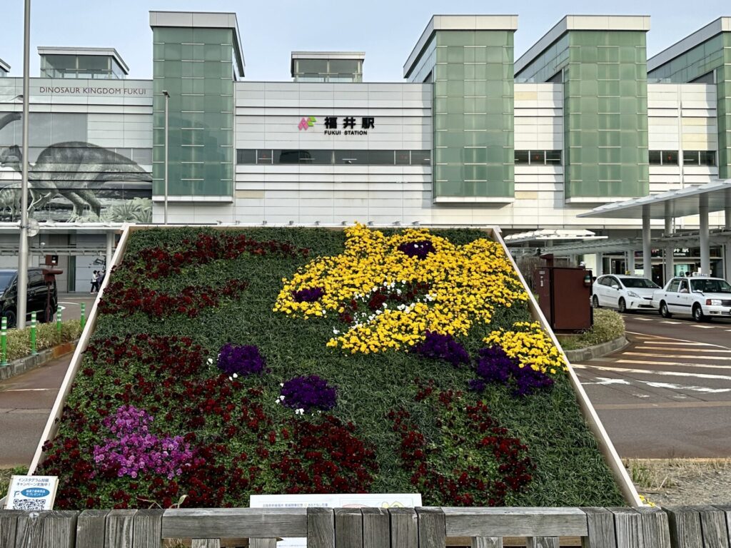 ふくい桜マラソンで福井駅を訪問、恐竜が歓迎