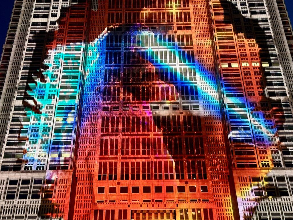 東京マラソンのスタート都庁にプロジェクションマッピング