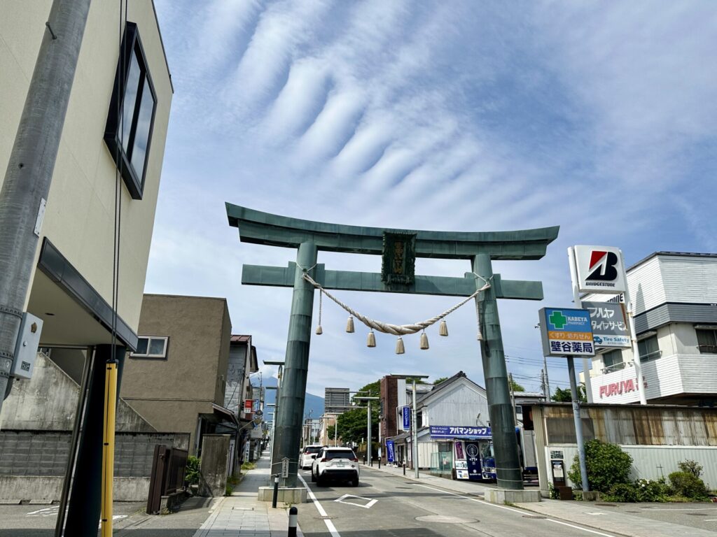 富士登山競走の試走、金鳥居前で気合い入る