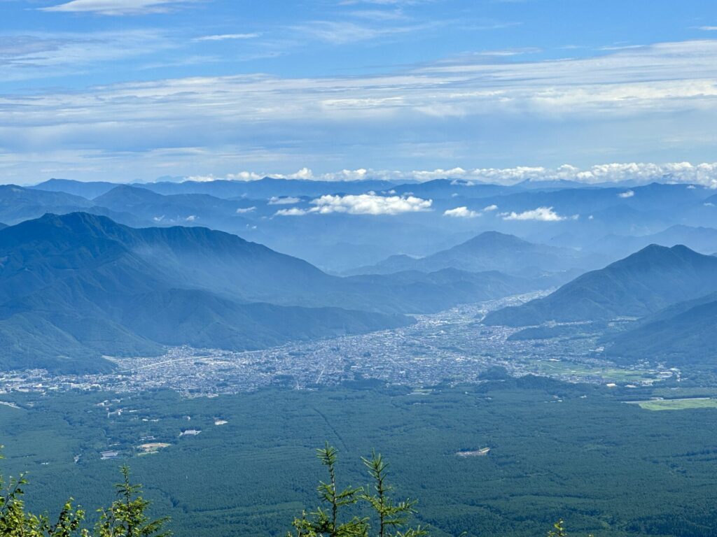 富士登山競走試走で五合目から富士吉田市街地を望む