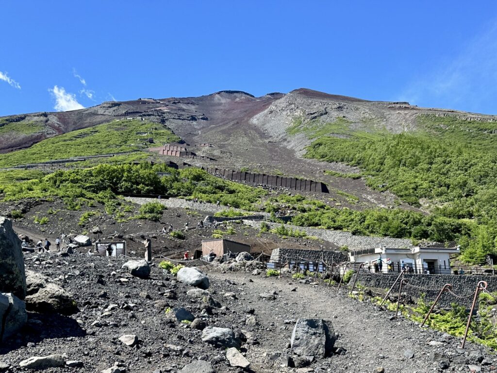 富士登山競走試走、快晴で六号目から山頂が見える