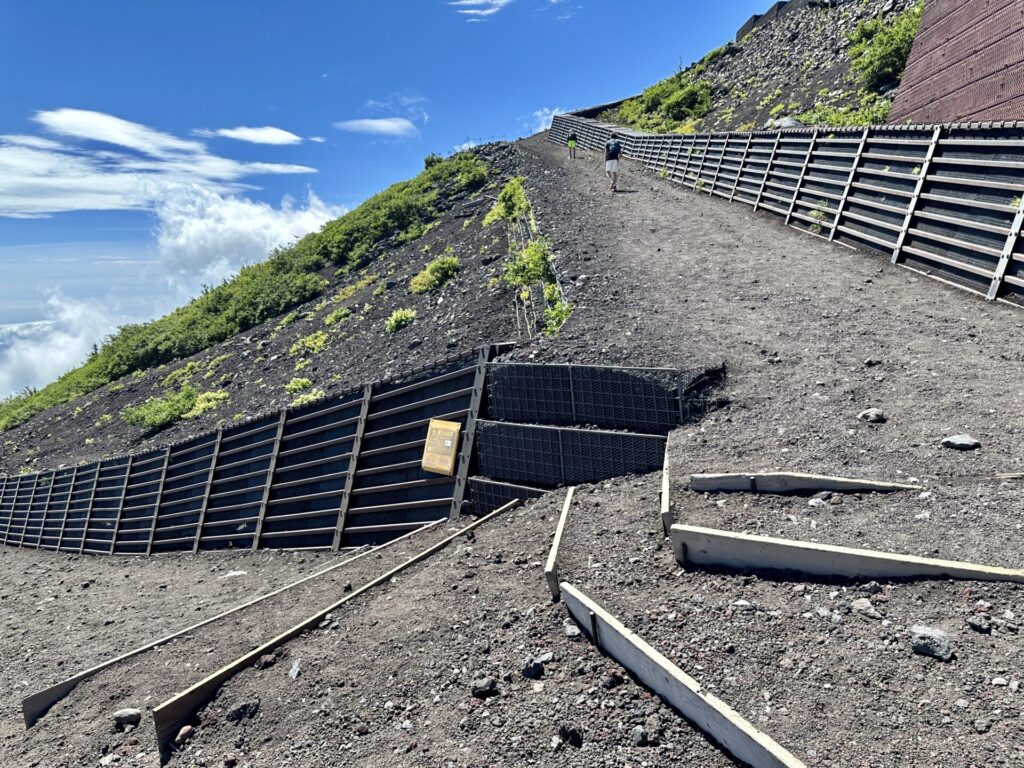 富士登山競走の試走、つずら折りを小刻みピッチで