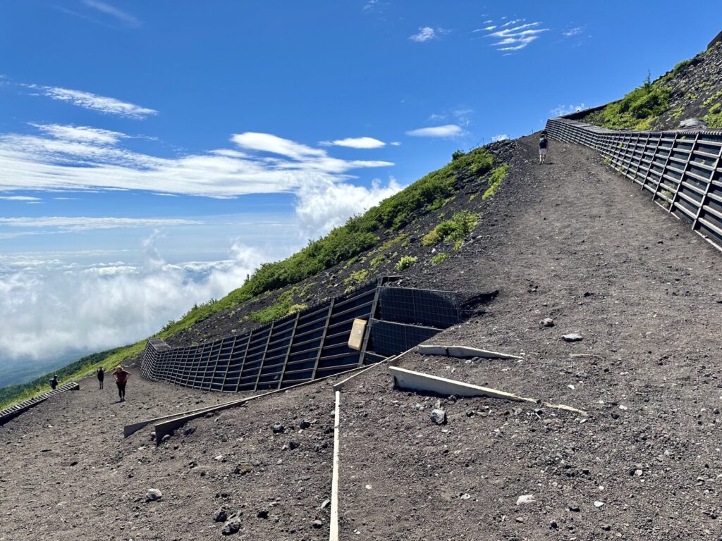 富士登山競走の試走、つずら折りを小刻みピッチで