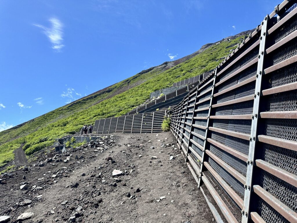 富士登山競走の試走、つずら折りを小刻みピッチで