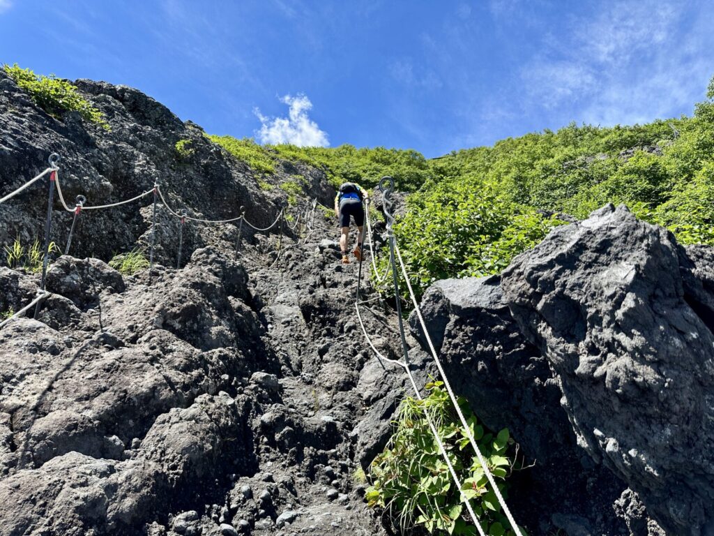 富士登山競走の試走、岩場は両手でグイグイ進む