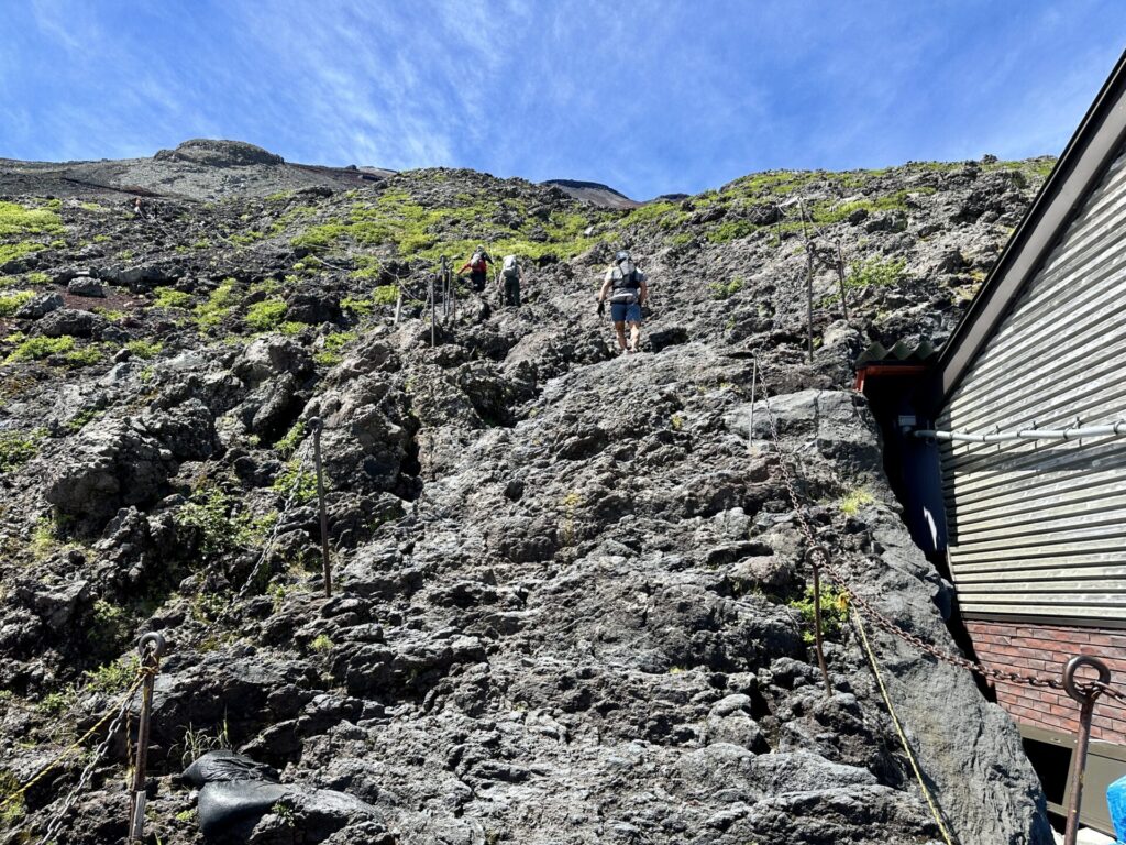 富士登山競走の試走、岩場は両手でグイグイ進む