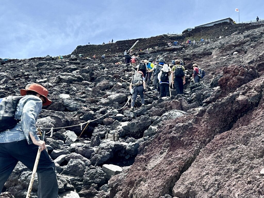 富士登山競走の試走、最後の岩場