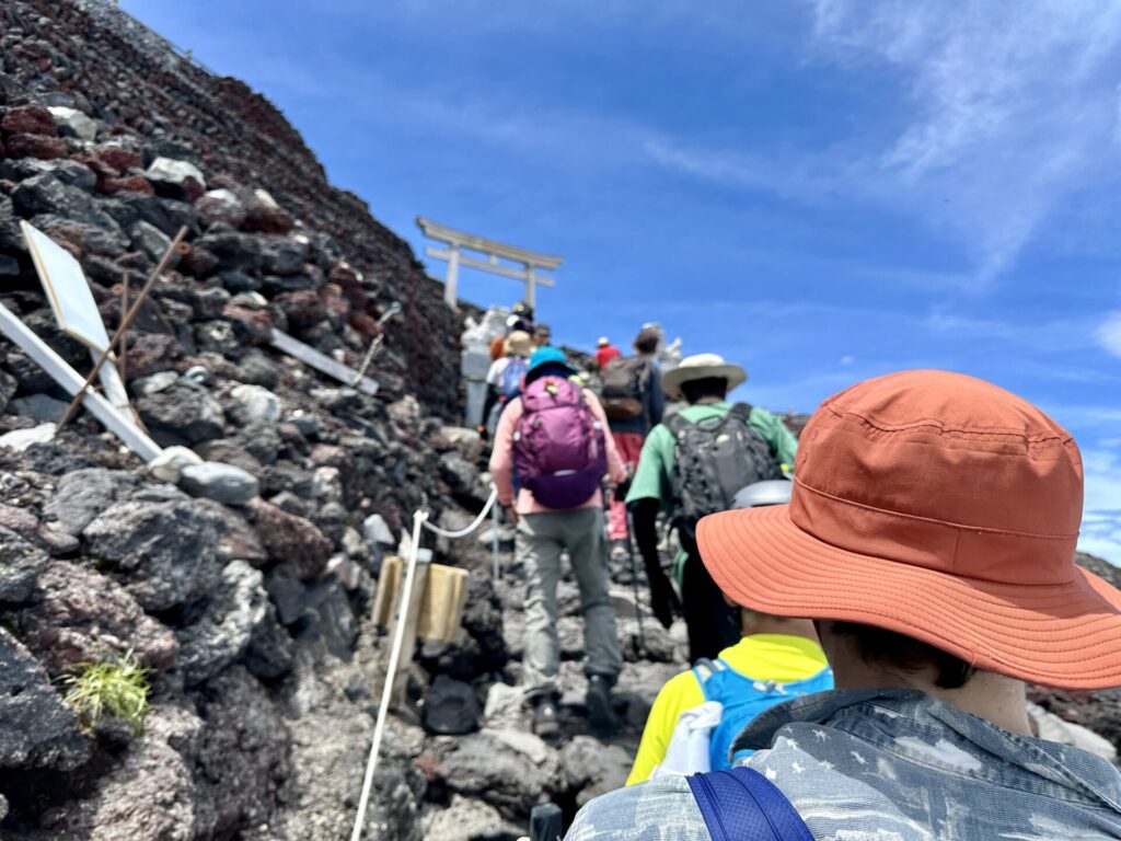 登山競争の試走、山頂直前に渋滞に巻き込まれる