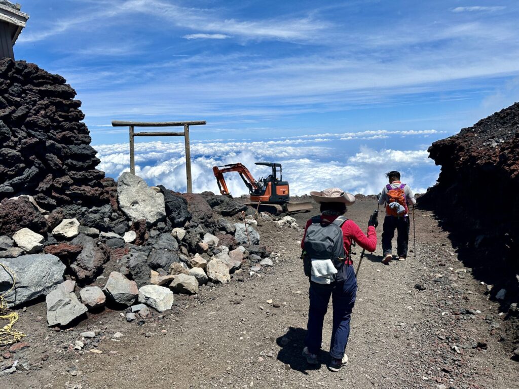 富士登山競走、五合目に向けて下山