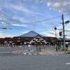 富士登山競走当日、河口湖駅の向こうに富士山