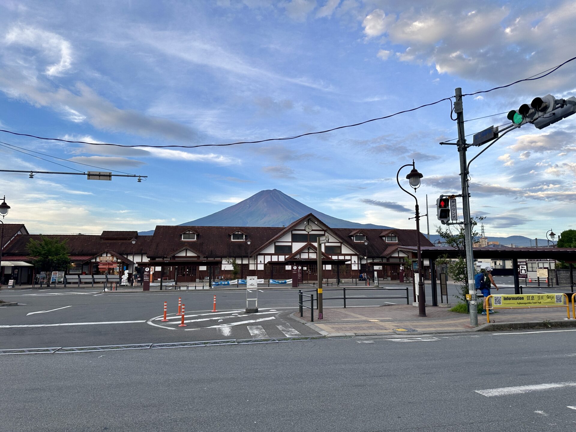 富士登山競走当日、河口湖駅の向こうに富士山