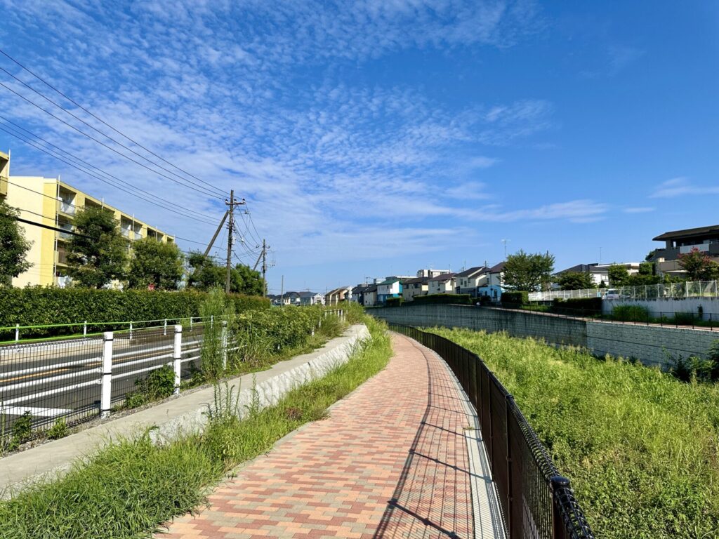 夏は空が青い、そこの下をランニン