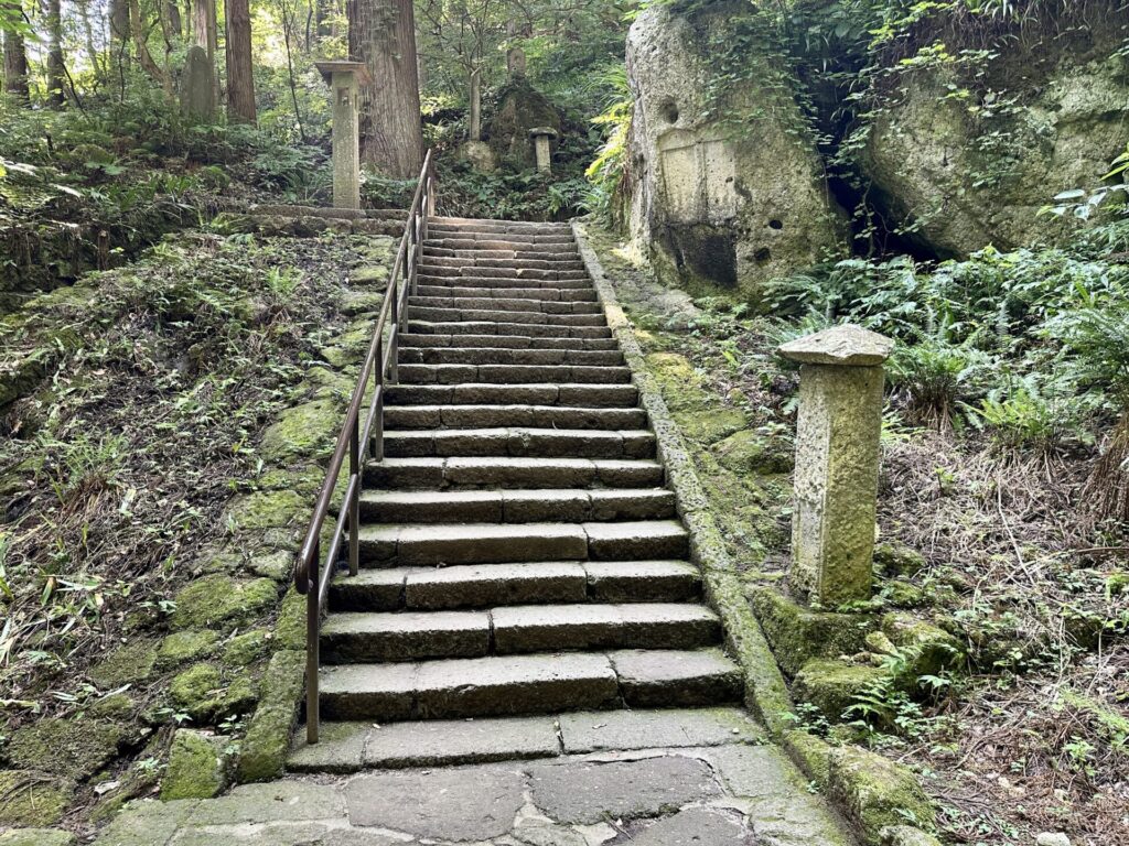 早朝ランニングの後は山寺で階段登る