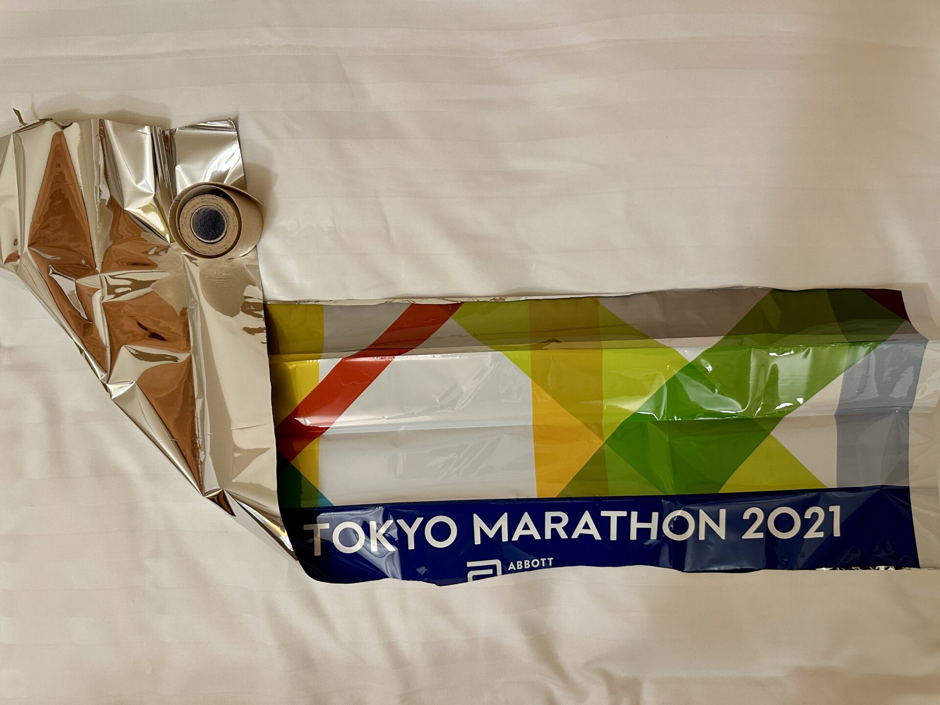 マラソンで使用する防寒具、腹巻きエマージェンシーシート