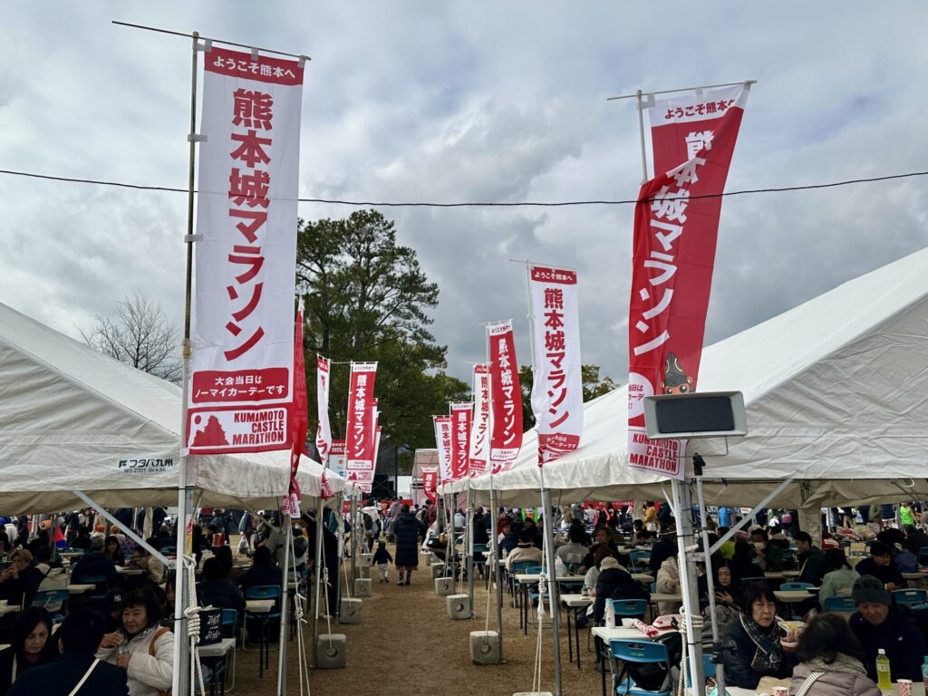 熊本城マラソンのゴール会場では応援の家族知人と一緒