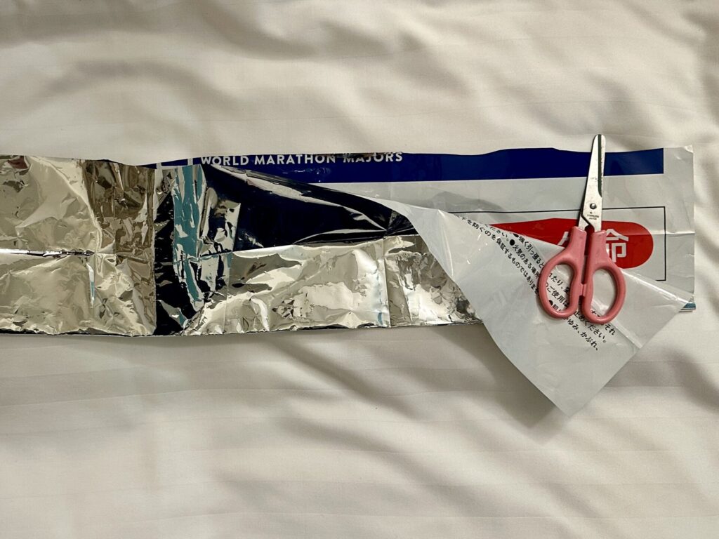 エマージェンシーシートで腹巻を作る