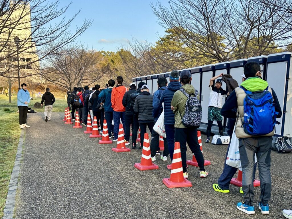 静岡マラソンのスタート会場のトイレ列