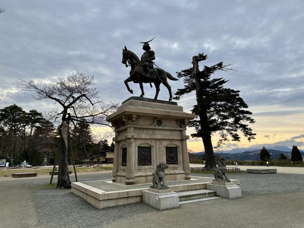 ジョグで青葉城跡へ、夕陽と政宗像