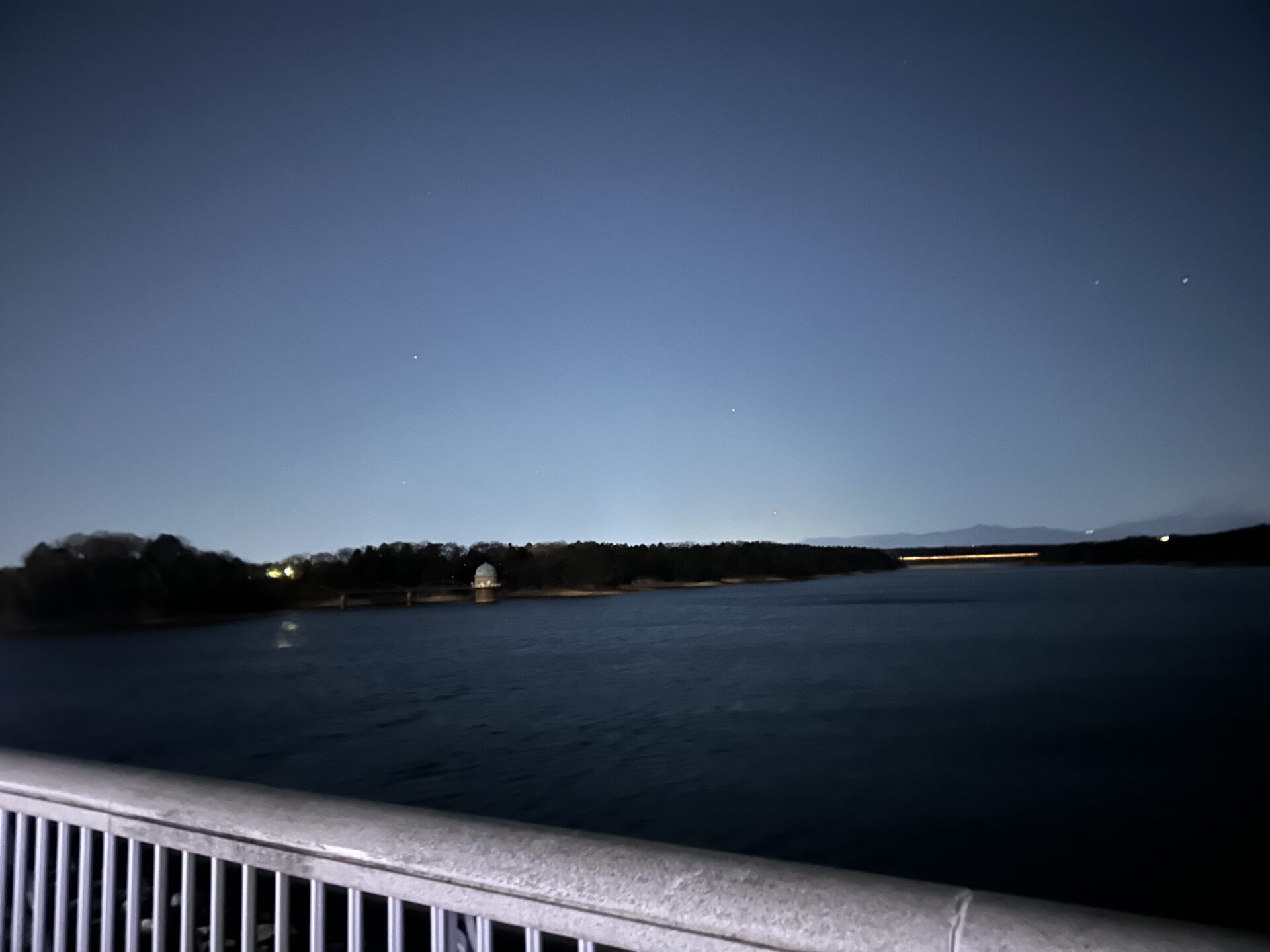 夜の多摩湖をランニング