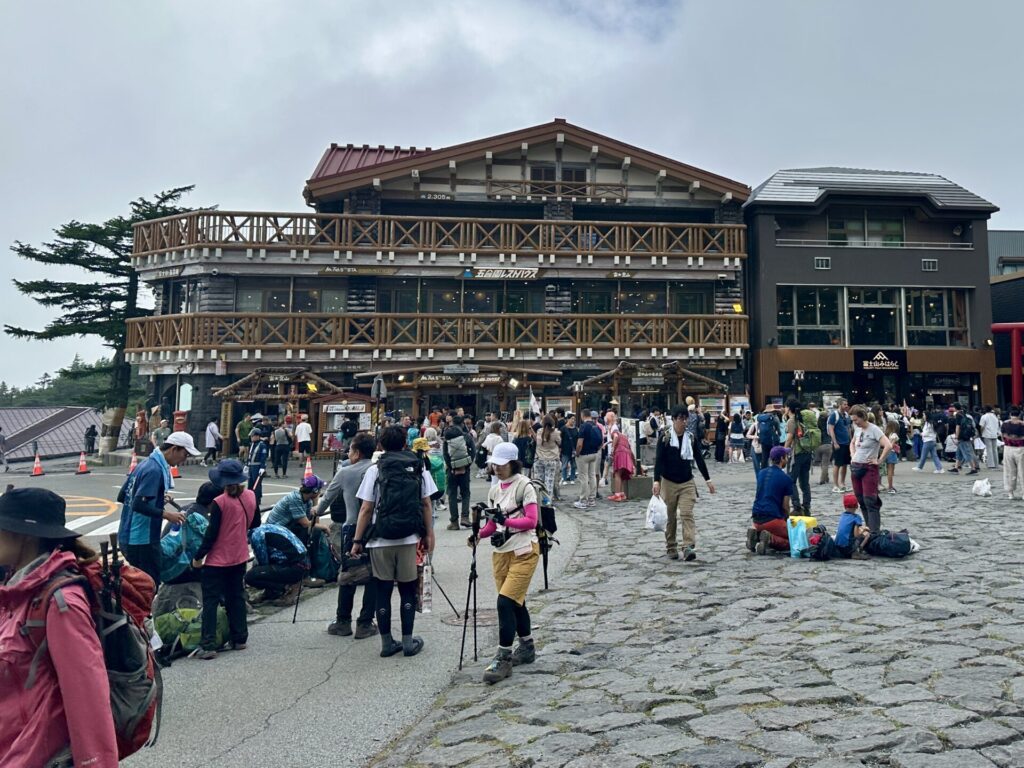 富士登山競走の試走へ、夏の五合目は賑わっている