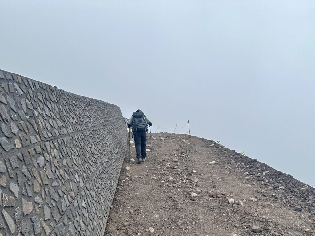 富士登山競走の試走、砂礫が辛い