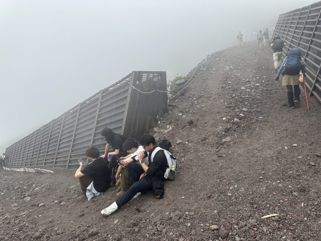 富士登山競走の試走、カーブで座り込むでない