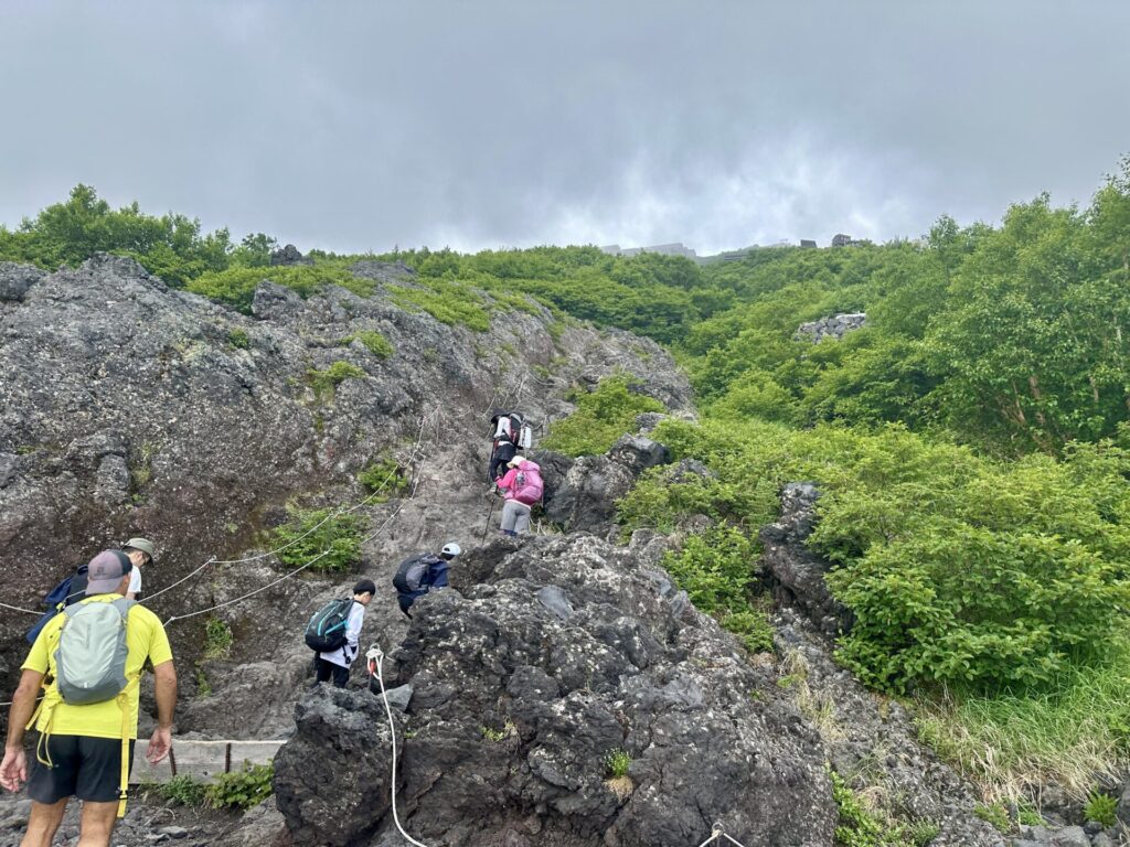 富士登山競走の試走、７合目からは岩場、ゴジラの背