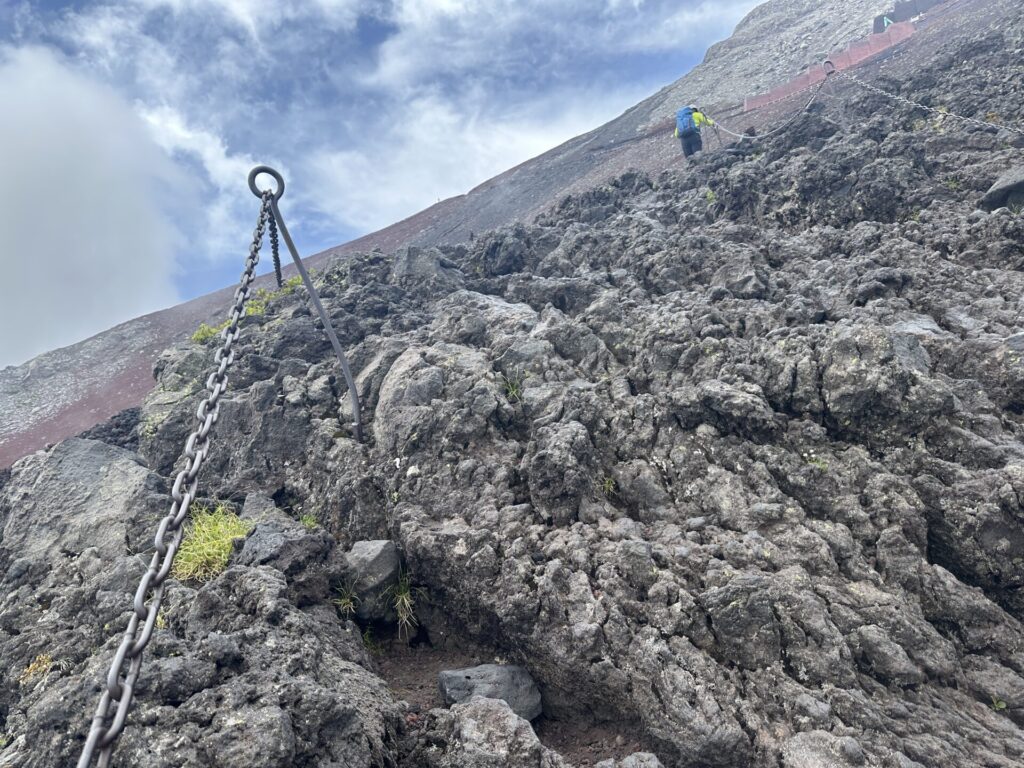 富士登山競走の試走、岩場を手で登る
